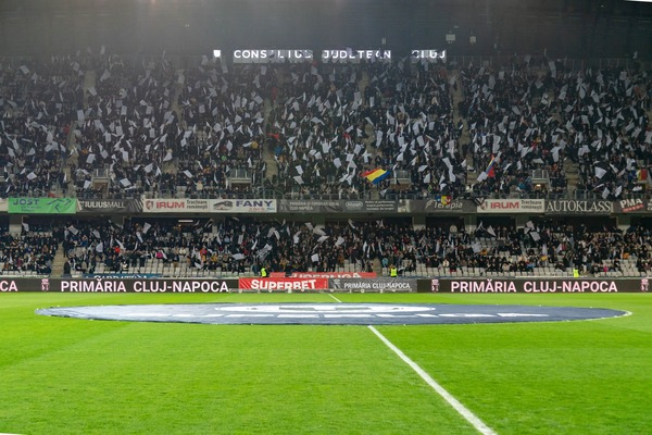 Soluția modernă pentru întreținerea gazonului de pe Cluj Arena, explicată de Alin Tișe.  | Foto:  Cluj Arena- Facebook