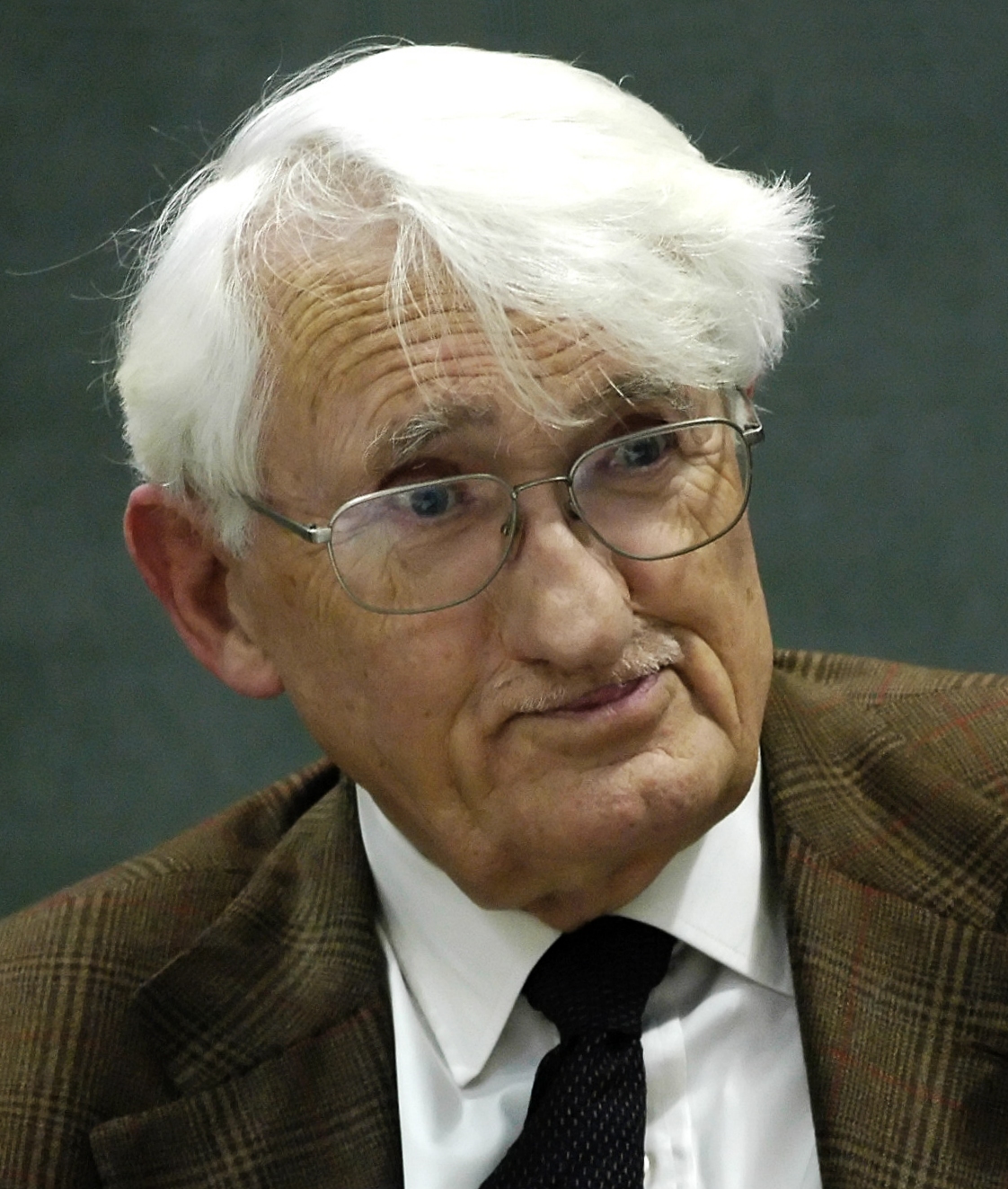 Filosoful german Jürgen Habermas, în timpul unei dezbateri la Münich School of Philosophy. Habermas, născut la Düsseldorf (Prusia, Republica de la Weimar) în 18 iunie 1929, a murit sâmbătă, 14 martie 2026, la Stamberg (Bavaria, Republica Federală Germania), în vârstă de 96 de ani. / Foto: Wolfram Huke, Wikipedia