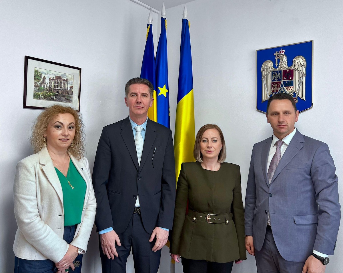 Anamaria Chiciudean, director AJOFM Cluj (stânga), Adrian Zvîncă, președinte ANOFM, (centru-stânga), Maria Forna, prefec județul Cluj (centru-dreapta), Florentin Burz, subprefect județul Cluj (dreapta) | Foto: Facebook, Isntituția Prefectului - Județul Cluj