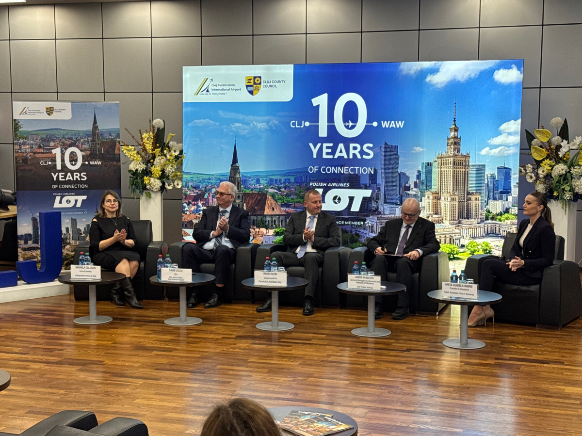 Oficiali ai aeroportului clujean și ai companiei LOT Polish Airlines, în timpul conferinței care marchează 10 ani de conexiune aeriană între Cluj-Napoca și Varșovia. | Foto: monitorulcj.ro