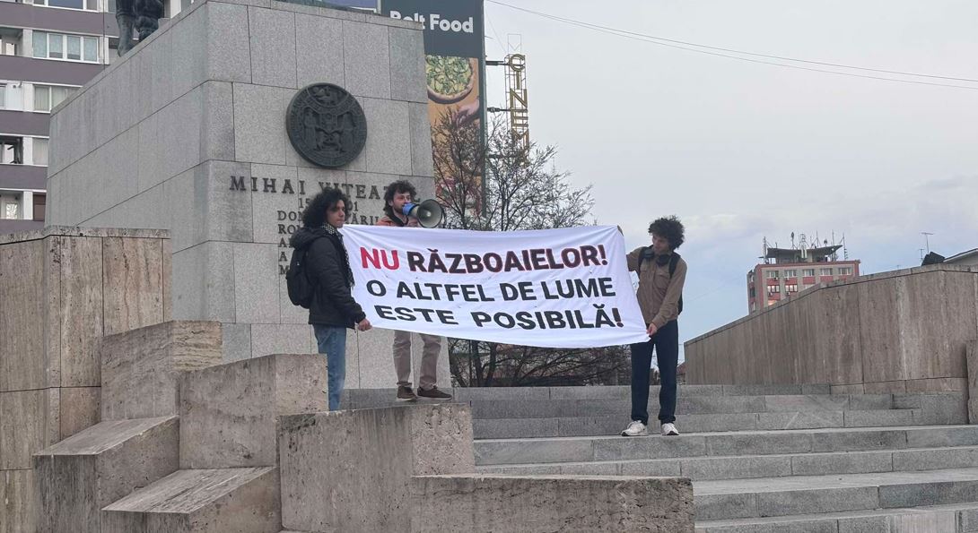 Câteva zeci de persoane au protestat, joi, la Cluj, împotriva implicării României în războiul care a destabilizat Orientul Mijlociu|Foto: Mădălina IVAN - monitorulcj.ro