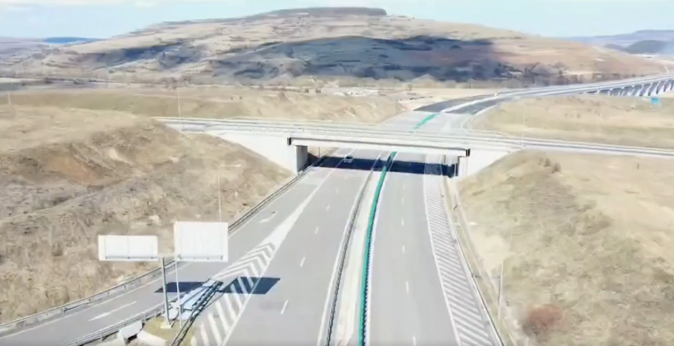 Lucrările pe tronsonul Nădășelu–Zimbor din Autostrada Transilvania, aproape finalizate, cu intervenții la carosabil și sistemele de siguranță. | Sursa foto: captură video Facebook Cristian Pistol