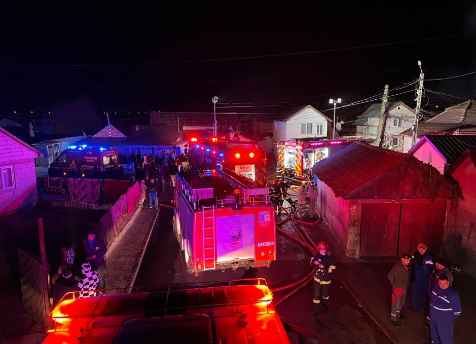 Incendiu devastator în Turda: 20 de locuințe mistuite de flăcări. Pompierii au intervenit cu forțe sporite.|Foto: ISU Cluj