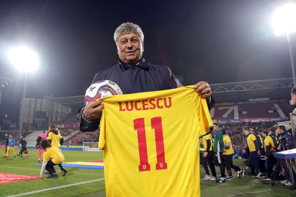 Mircea Lucescu, pe stadionul din Gruia | Foto: Echipa Națională de Fotbal a României Facebook