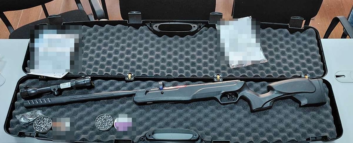 Armă cu aer comprimat, descoperită la Aeroportul Cluj | Foto: politiadefrontiera.ro