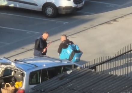 Caz scandalos la Cluj, unde un curier Wolt a fost bătut cu bestialitate și lovit cu ranga pe o stradă din zona cartierului Între Lacuri. Poliția face cercetări.|Foto: monitorulcj.ro