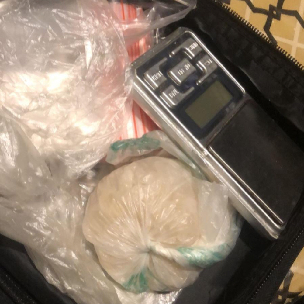 Aproximativ 100 de grame de „cristal” au fost ridicate de anchetatori în urma unei percheziții domiciliare desfășurate în municipiul Turda. | Foto: IPJ Cluj