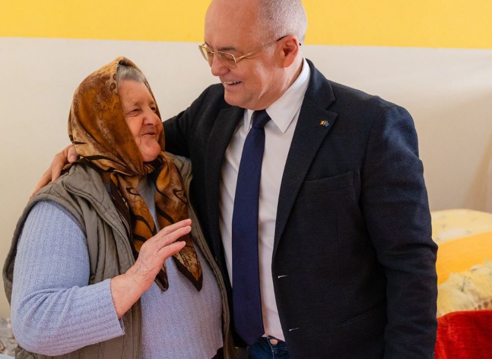 Cadouri de Paşte pentru vârstnicii de la Centrul de Îngrijiri din Cluj. Emil Boc: „Nu lăsăm pe nimeni singur”|Foto: Emil Boc – Facebook