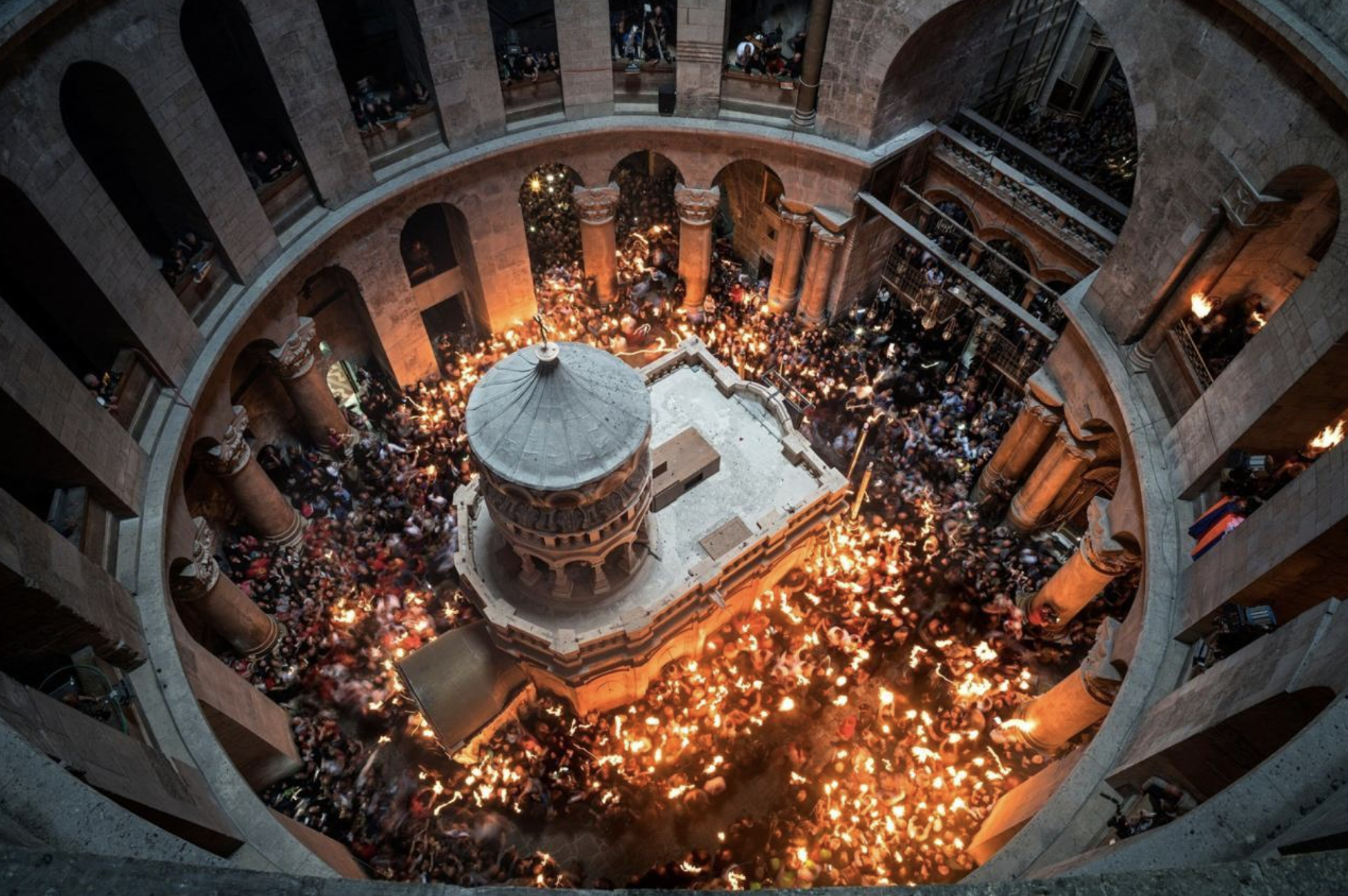 Lumina Sfântă s-a pogorânt la Mormântul Domnului | Foto: doxologia.ro