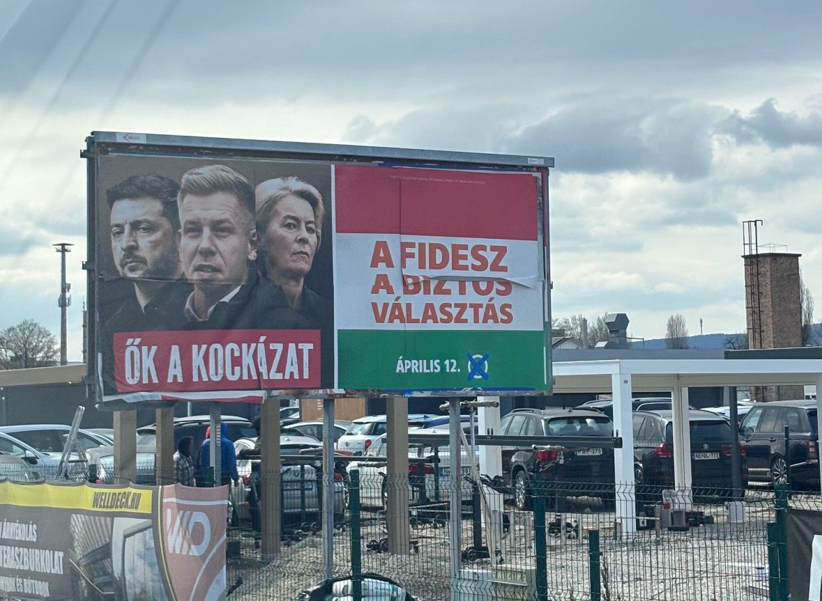 Banner electoral împotriva partidului Tisza / Foto: Mădălina IVAN- monitorulcj.ro
