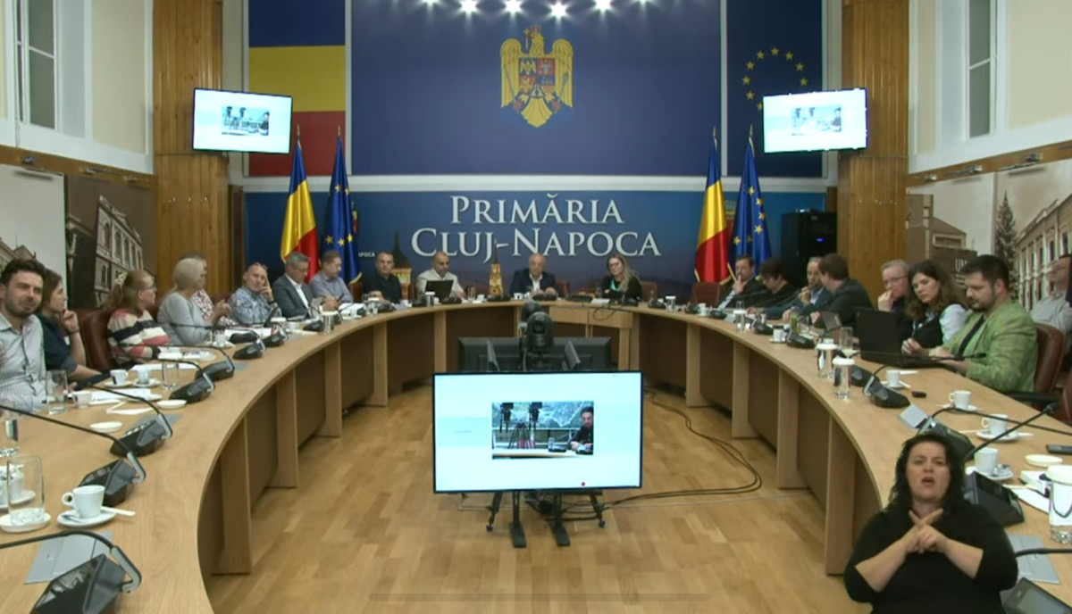 Emil Boc prezintă proiectele de mediu, transport și digitalizare în cadrul dezbaterii publice privind bugetul Clujului pe 2026 | Foto: captură de ecran / YouTube Primăria Cluj-Napoca
