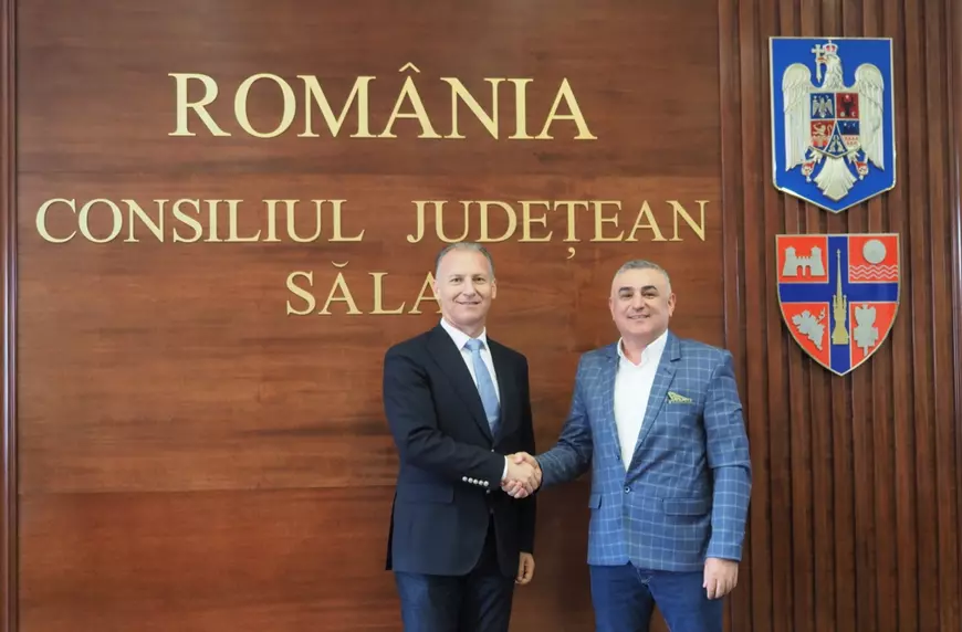 Dinu Iancu-Sălăjanu, președintele CJ Sălaj, alături de Traian Larionesei, patronul firmei Frasinul, 2022. Foto: produsinardeal.ro