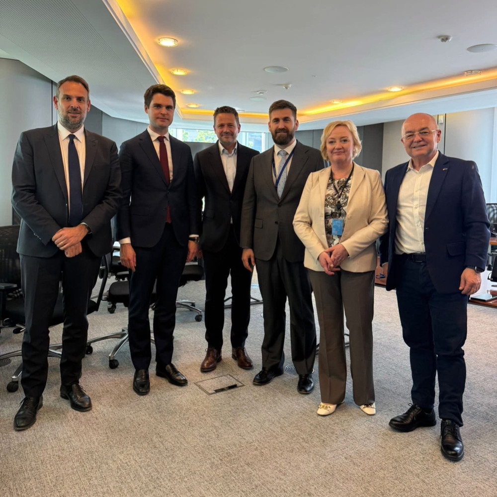 Emil Boc, alături de oficiali europeni și reprezentanți ai administrațiilor europene, în cadrul unei întâlniri la Bruxelles privind viitorul buget al Uniunii Europene 2027–2034. | Foto: Facebook Emil Boc