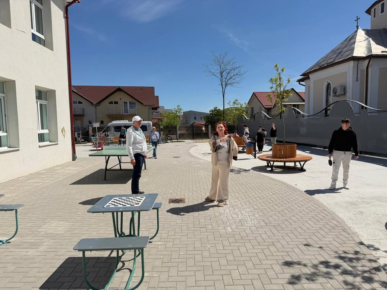 Primarul comunei Apahida, Cristina Belce, a fost pe teren pentru a evalua progresul lucrărilor de modernizare a curții Școlii din Sânnicoară. | Foto: Facebook Cristina Belce