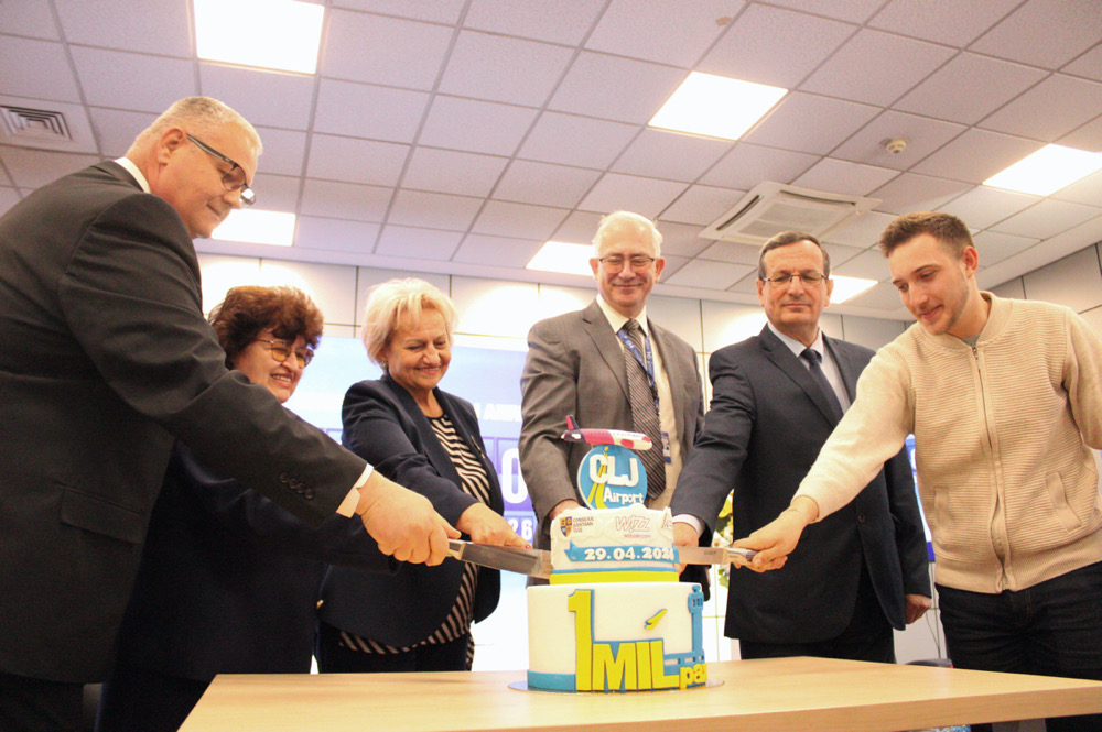 Moment festiv la Aeroportul Internațional „Avram Iancu” Cluj, unde pasagerul cu numărul 1.000.000 și oficialii prezenți au tăiat tortul aniversar, marcând simbolic atingerea pragului de un milion de pasageri în 2026. | Foto: Mădălina Ivan / monitorulcj.ro