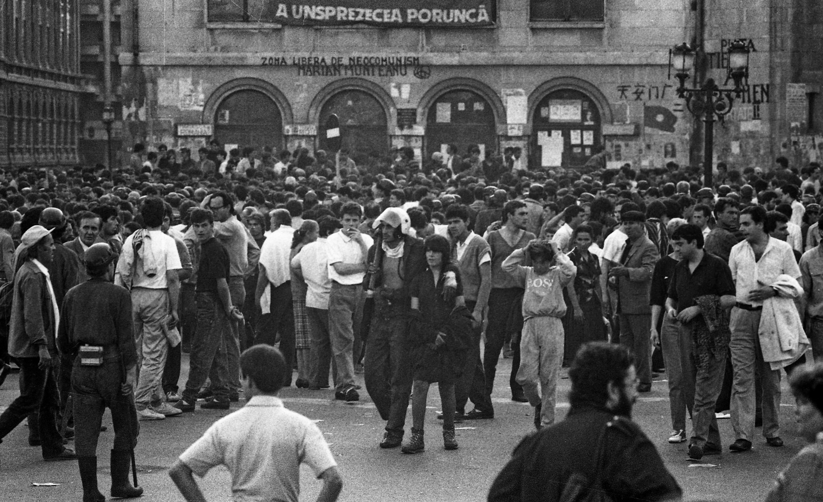 Mineriada din București; mineri în Piața Universității. Foto: SORIN LUPSA/ AGERPRES FOTO/ARHIVA ISTORICĂ