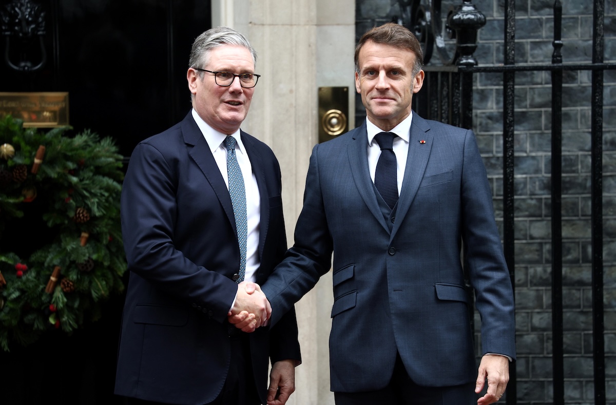 Prim-ministrul Regatului Unit, Keir Starmer (stânga) și președintele Franței, Emmanuel Macron (dreapta) au condamnat atacurile iraniene împotriva Emiratelor Arabe Unite | Foto: DepositPhotos.com / Fotografie ilustrativă