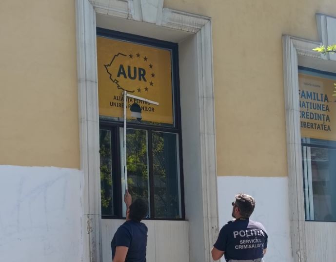 Poliţiştii au deschis o anchetă după ce sediul AUR Cluj a fost vandalizat|Foto: Alianța pentru Unirea Românilor - Facebook