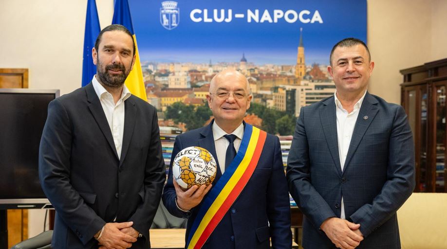 |în imagine: Bogdan Voina, președintele Federației Române de Handbal, Emil Boc, primarul municipiului Cluj-Napoca și Luca Nicolae, secretar general al Federației Române de Handbal, Primăria Cluj-Napoca, 12 mai 2026|Foto: Emil Boc – Facebook