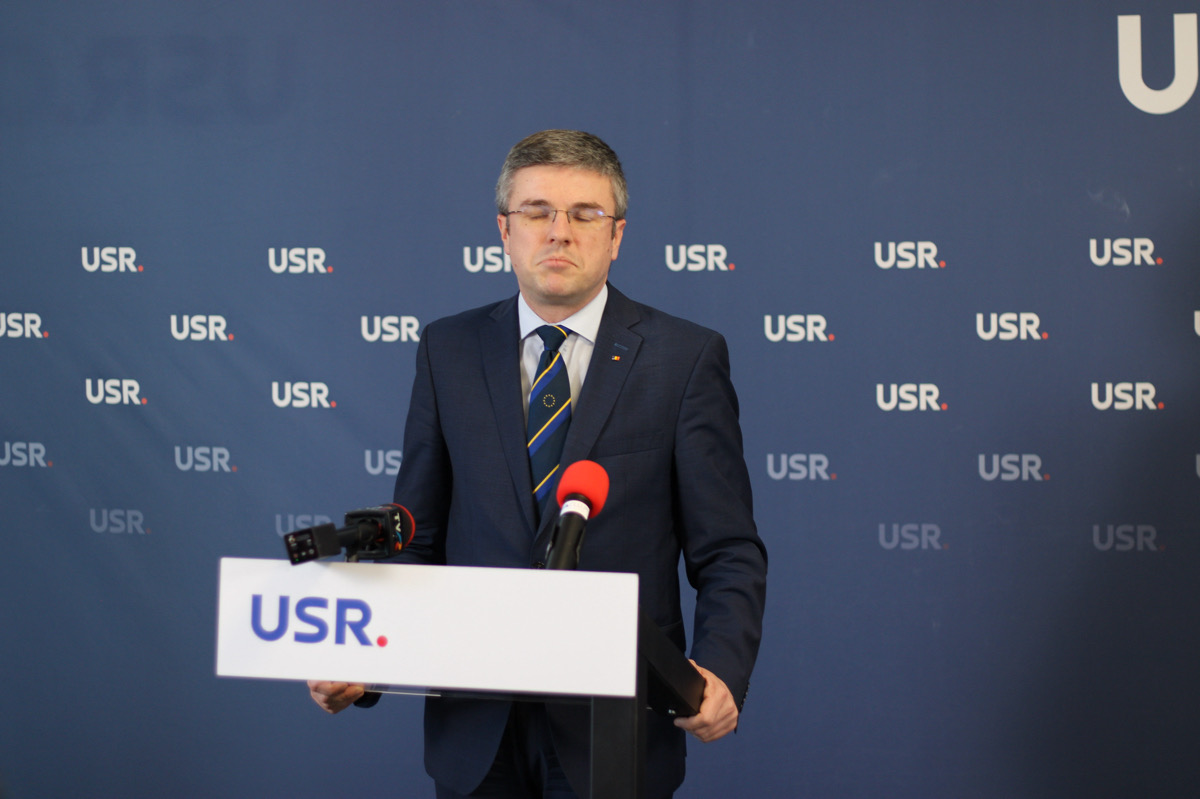 Ministrul interimar al Economiei, Irineu Darău, a ieșit public pentru a apăra programul european SAFE, prin care România poate accesa aproape 16,7 miliarde de euro pentru investiții în industria de apărare și în achiziții militare. | Foto: Valentina Prelipcean / monitorulcj.ro