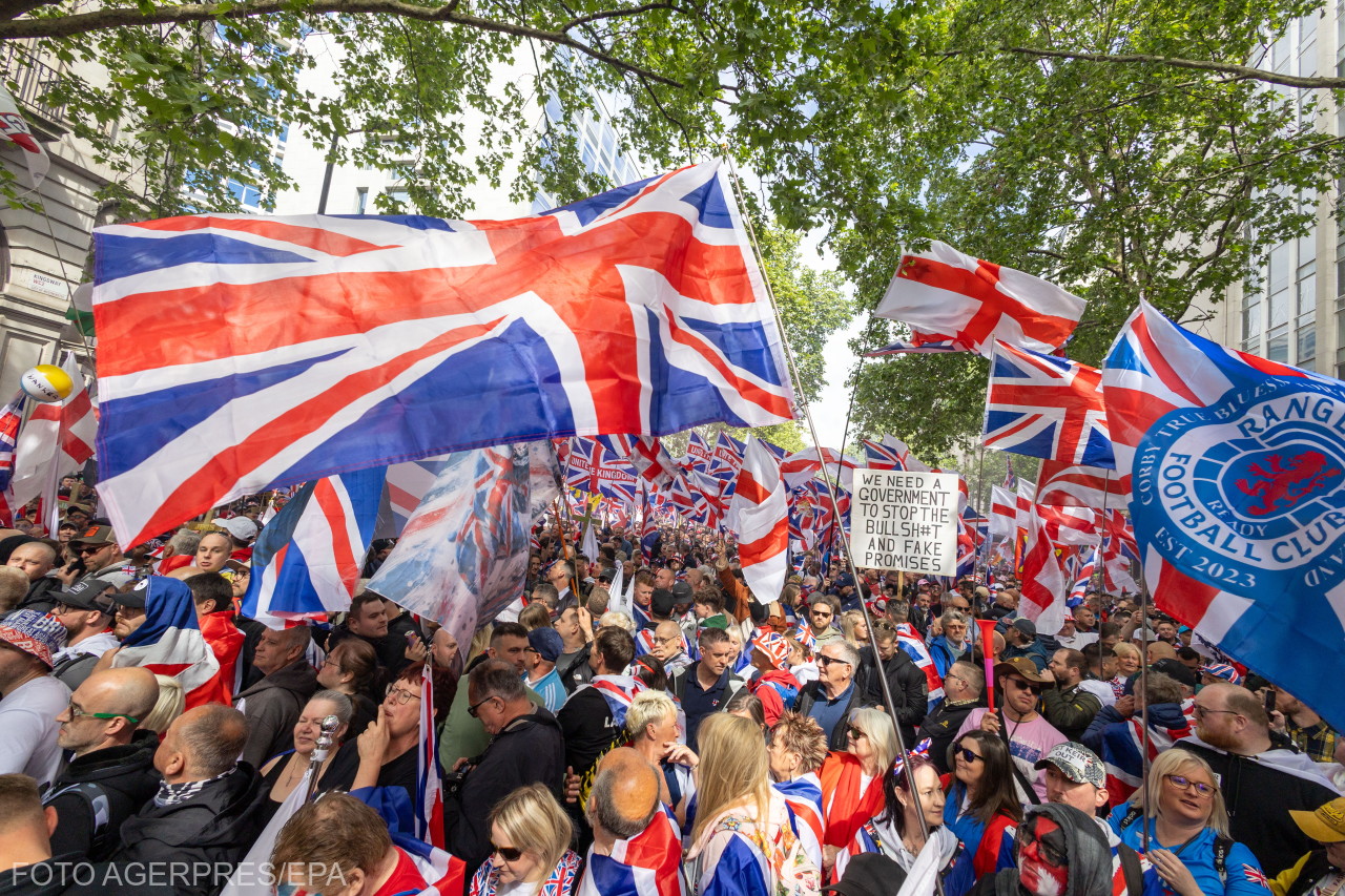Oamenii se adună în Kingsway înaintea mitingului „Uniți Regatul” la Londra, în 16 mai 2026. Marșul este organizat de Stephen Yaxley-Lennon, cunoscut și sub numele de Tommy Robinson, pentru a cere formarea unei noi coaliții menite să „Facă Europa din nou măreață” („Make Europe Great Again”). Foto: Tayfun Salci, EPA/Agerpres