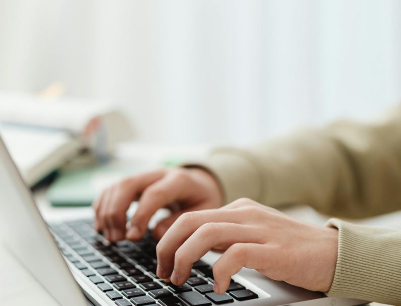 RO e-Factura nu va mai fi obligatorie pentru persoanele fizice|Foto: pexels.com