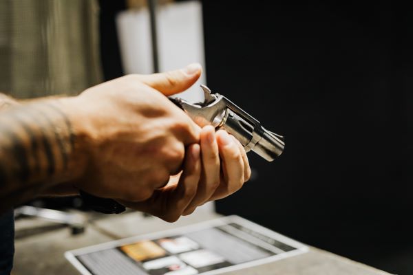 Un muncitor român în vârstă de 27 de ani a fost împușcat în Austria, după un conflict izbucnit din cauza plății unor lucrări de reparații. / Foto: pexels.com