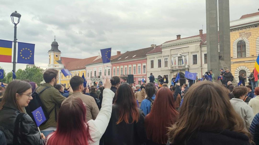 Sute de clujeni au ieșit în centrul municipiului Cluj-Napoca pentru a transmite un mesaj pro-european ferm, Ziua Europei, 9 mai 2025|Foto: monitorulcj.ro