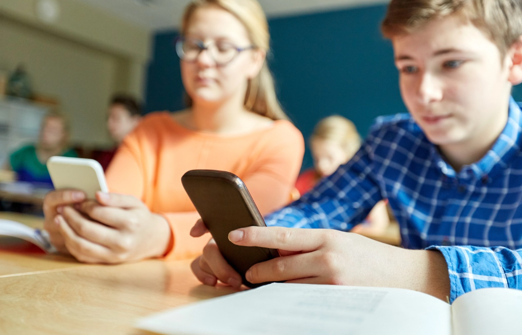 Telefoanele mobile ar putea fi interzise în timpul orelor | Foto: DepositPhotos.com / Fotografie ilustrativă