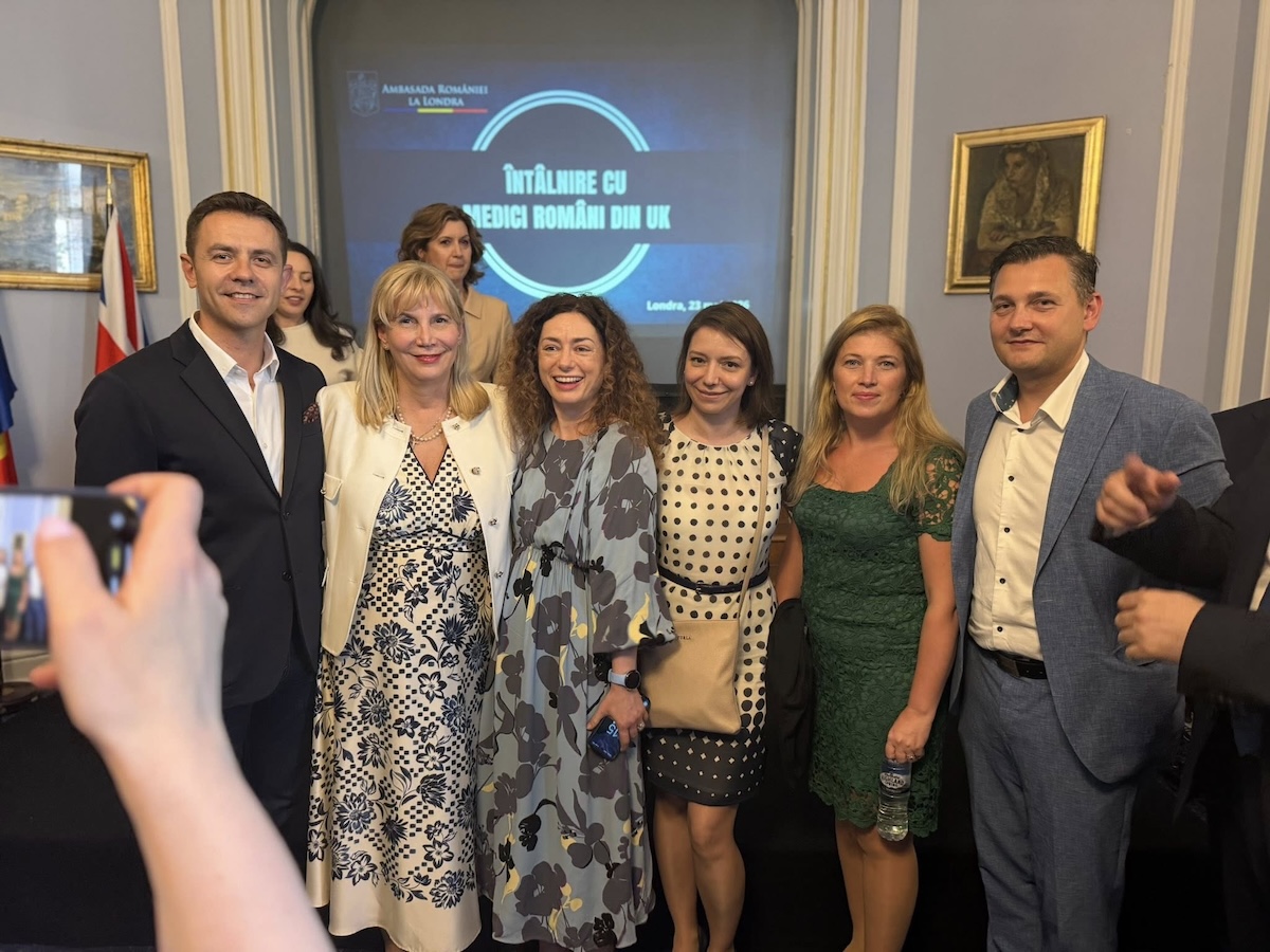 Rector UMF Cluj, Anca Buzoianu, alături de absolvenți ai Universității de Medicină și Farmacie „Iuliu Hațieganu”, care profesează în Marea Britanie | Foto: Facebook, Anca Buzoianu