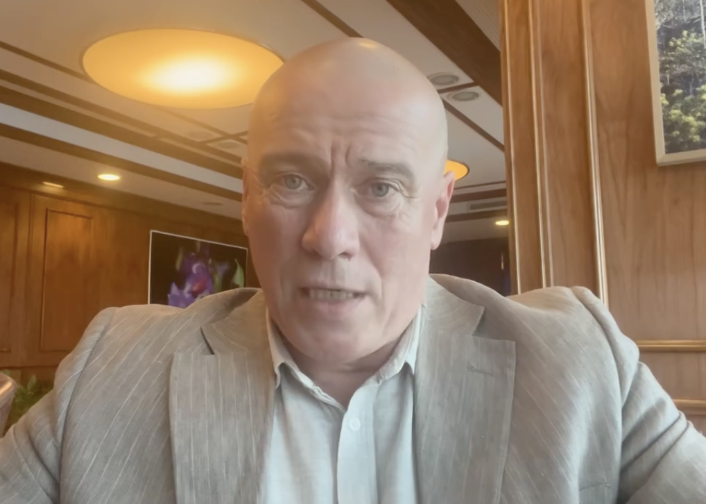 Ministrul Culturii, Demeter András István, a anunțat luni că își depune mandatul, la scurt timp după scandalul provocat de apariția unor înregistrări audio controversate în care folosea un limbaj vulgar referitor la „interesul național”. | Foto: captură video - Facebook Demeter András István