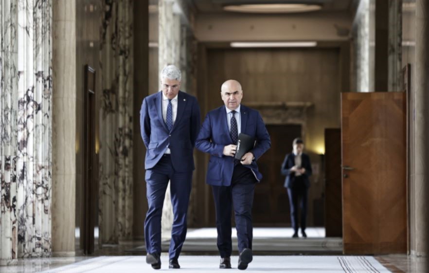 Creșterea salariilor demnitarilor ar putea fi eșalonată în urma scandalului generat de noua lege a salarizării. Bolojan: „Țara are multe probleme: asta era prima voastră urgență?”|Foto: gov.ro