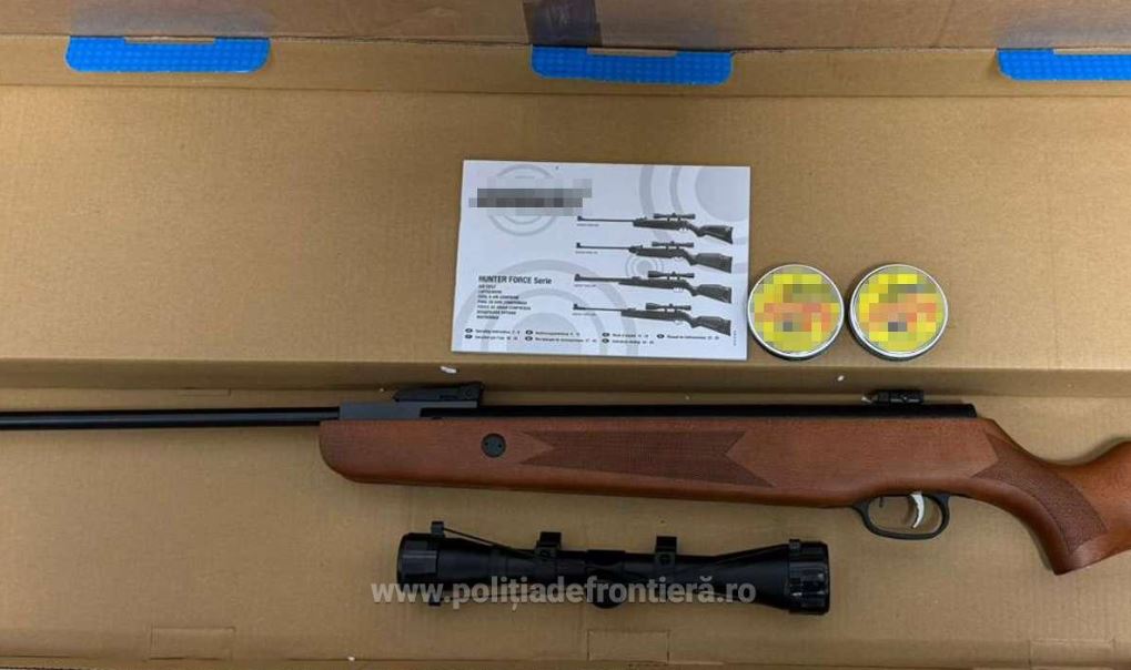 Armă cu aer comprimat și muniție aferentă, descoperite de polițiștii de frontieră în zona Cargo a Aeroportului Cluj|Foto: Poliția de Frontieră