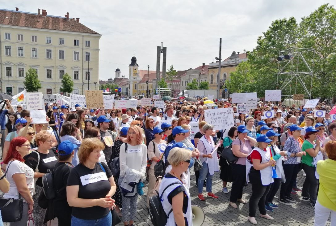 La trei ani de la greva generală care a paralizat sistemul de învățământ, sindicatele din educație avertizează că sunt pregătite să reia protestele și amenință inclusiv cu boicotarea examenelor naționale din această vară. | Protestul profesorilor din Cluj, iunie 2023