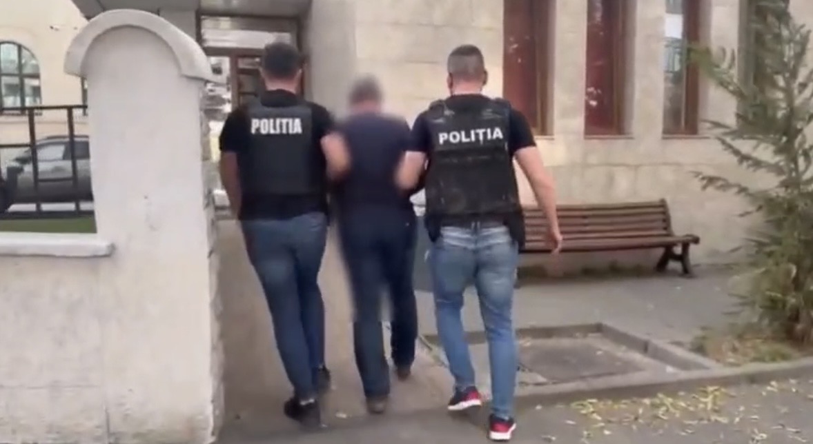 Un bărbat în vârstă de 66 de ani, care folosea statutul de ghid religios pentru a câștiga încrederea comunității, a fost trimis în spatele gratiilor de magistrații din Huedin sub acuzații de viol și agresiune sexuală.