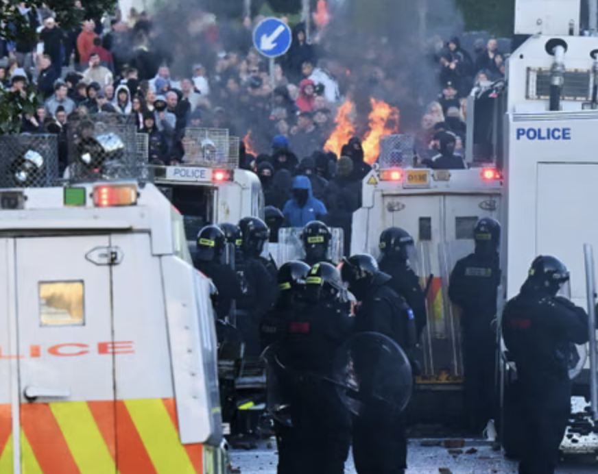 Violențele care au zguduit recent orașele Belfast și Southampton au readus în prim-plan tensiunile legate de imigrație, identitate națională și încrederea în instituțiile statului. Foto: X - @EugenioValle64
