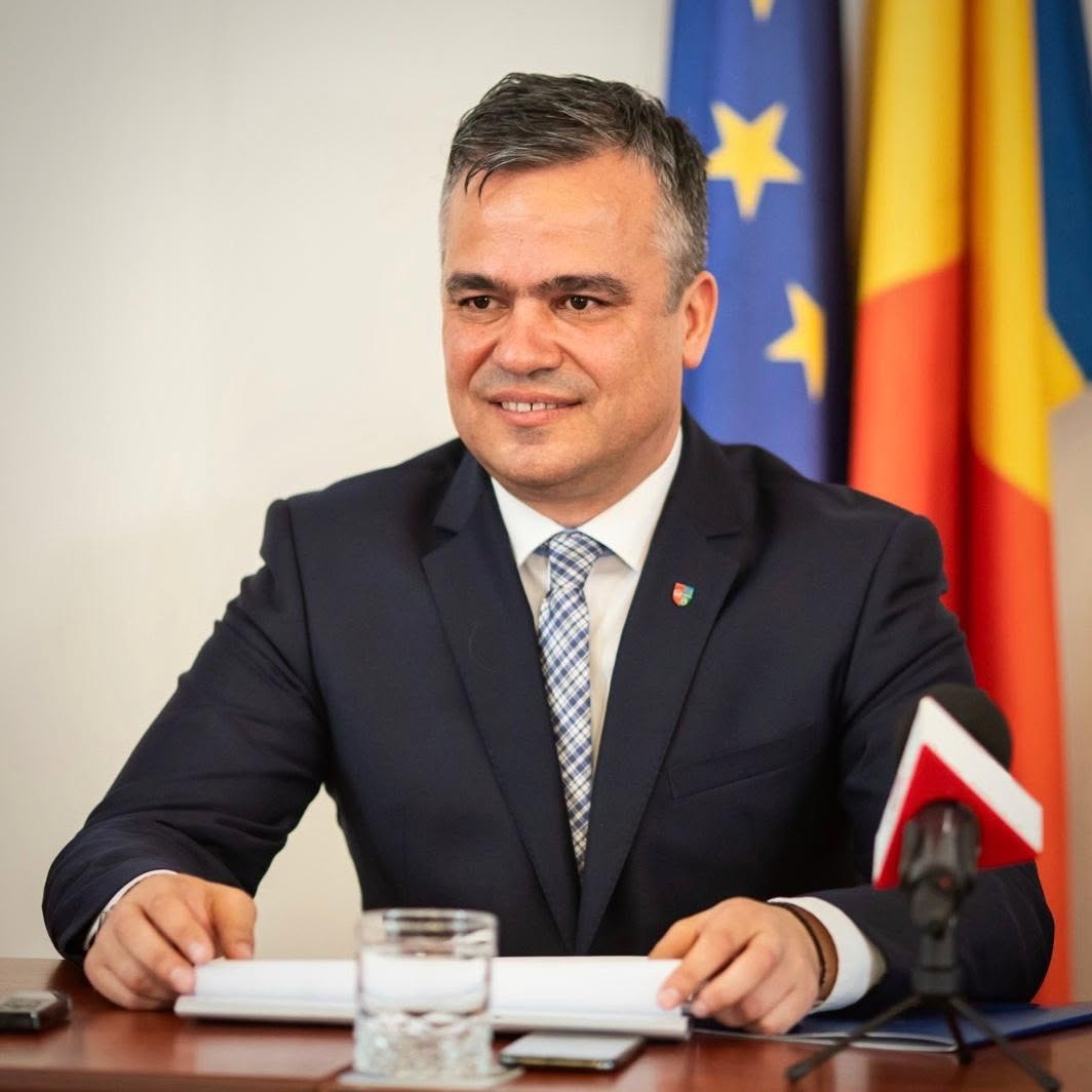 Președintele Nicușor Dan l-a desemnat duminică pe Adrian Veștea pentru funcția de prim-ministru, după ce Eugen Tomac și-a depus mandatul de premier desemnat. | Foto: Facebook Adrian Veștea