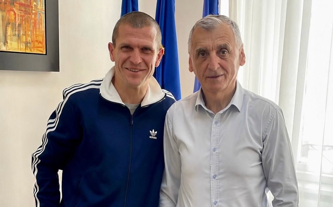 Alex Bourceanu (stânga) și primarul Dejului, Morar Costan / Foto: FC Unirea Dej Facebook