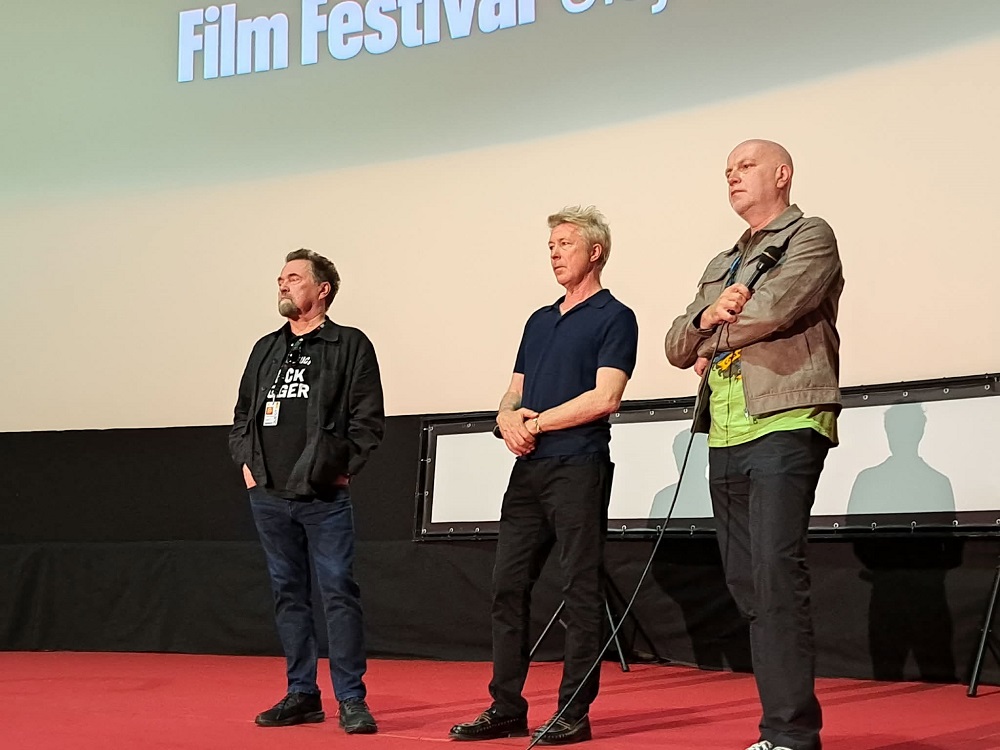 Producătorul Marek Nowowiejski (stânga) și actorul Aidan Gillen (mijloc), la finalul proiecției filmului „Gorky Resort” din cadrul Festivalului Internațional de Film Transilvania| Foto: Bianca PREDA – monitorulcj.ro