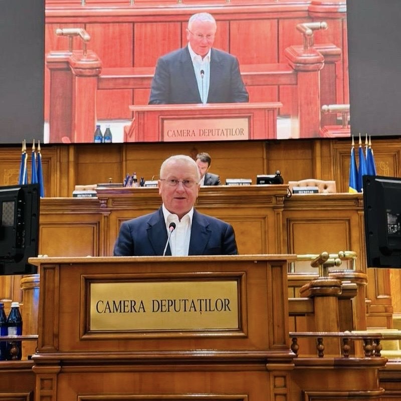 Deputatul PSD de Cluj, Remus-Gabriel Lăpușan, a susținut în Parlamentul României o declarație politică dedicată rolului culturii în dezvoltarea comunităților, evidențiind importanța investițiilor în instituțiile culturale și educaționale. | Foto: Facebook Remus Lăpușan