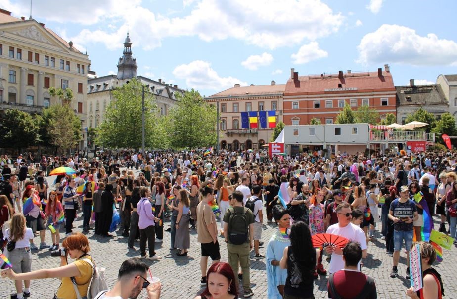 Cluj Pride 2026, marșul LGBT pentru drepturi egale: „Merităm să fim tratați cu respect”. Miting pentru familie, organizat în aceeași zi.|în imagine: Cluj Pride 2025, Piața Unirii - Foto: Ana GREAVU - monitorulcj.ro