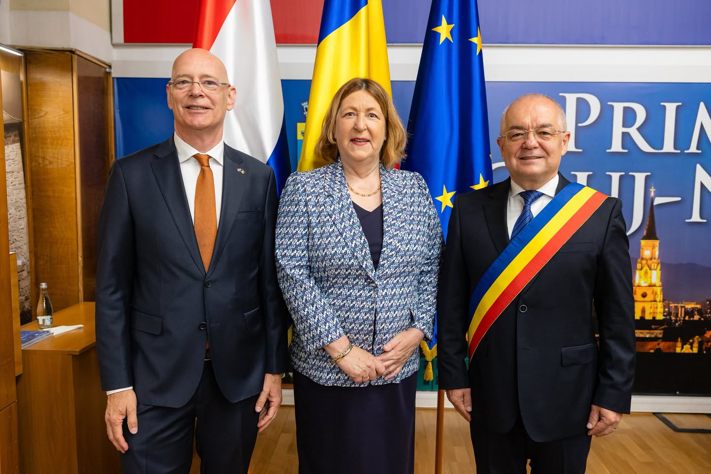 Primarul Emil Boc a avut o întâlnire oficială cu ambasadoarea Regatului Țărilor de Jos în România, Willemijn van Haaften. | Foto: Facebook Emil Boc