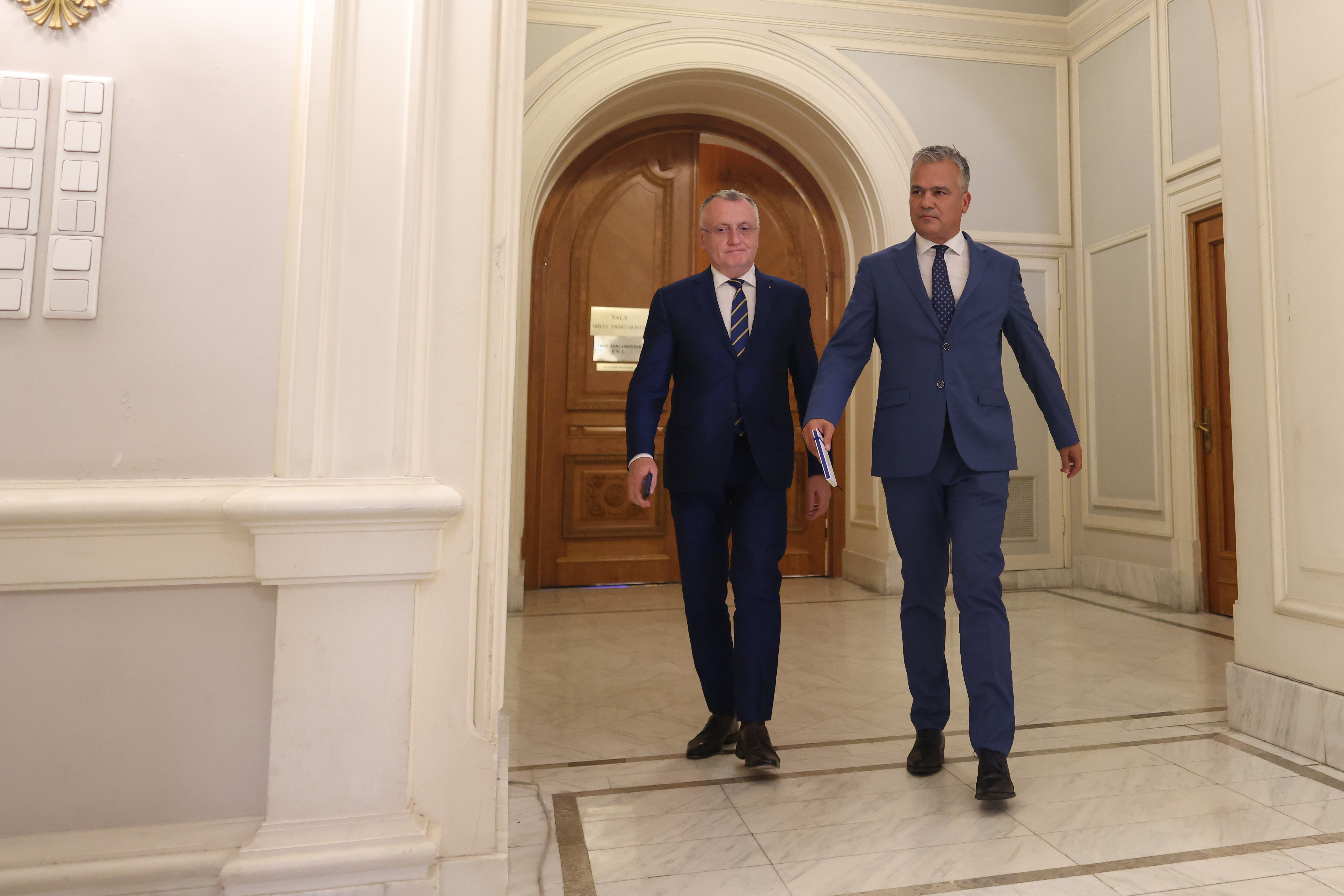 |în imagine: Premierul desemnat Adrian Veștea iese de la ședința Biroului Permanent Național al PNL, luni, 15 iunie 2026. În spatele său, Sorin Câmpeanu, fost ministru al Educației în guvernele Ponta, Câțu și Ciucă și fost prim-ministru interimar pentru 12 zile în 2015| Foto: George Călin, Inquam Photos