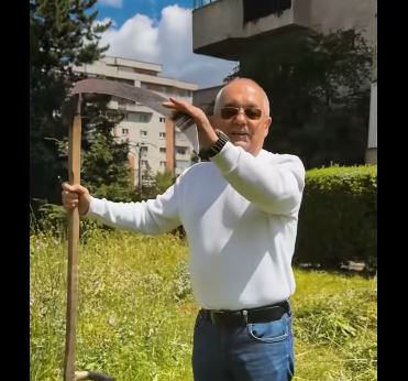Primăria pune la bătaie 1 milion de lei pentru concursul de curățenie dintre asociațiile de proprietari. Emil Boc, demonstrație cu coasa: „Este o invitație la responsabilitate”.|Foto: Emil Boc - Facebook