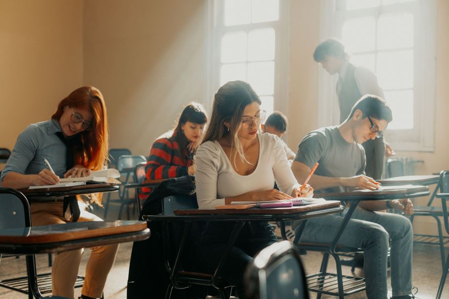 Începe Evaluarea Națională: Peste 5.240 de elevi din Cluj vor susține probele scrise|Foto: pexels.com