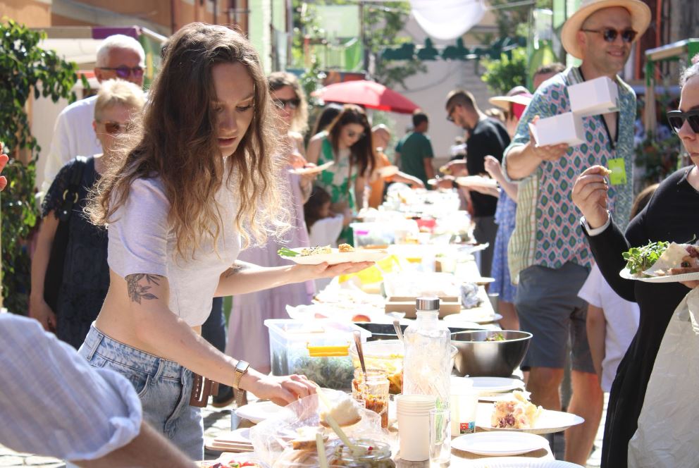 Strada Potaissa: „Masa bunei vecinătăți”, un model viu de conexiune și spirit comunitar|Foto: Mădălina IVAN - monitorulcj.ro
