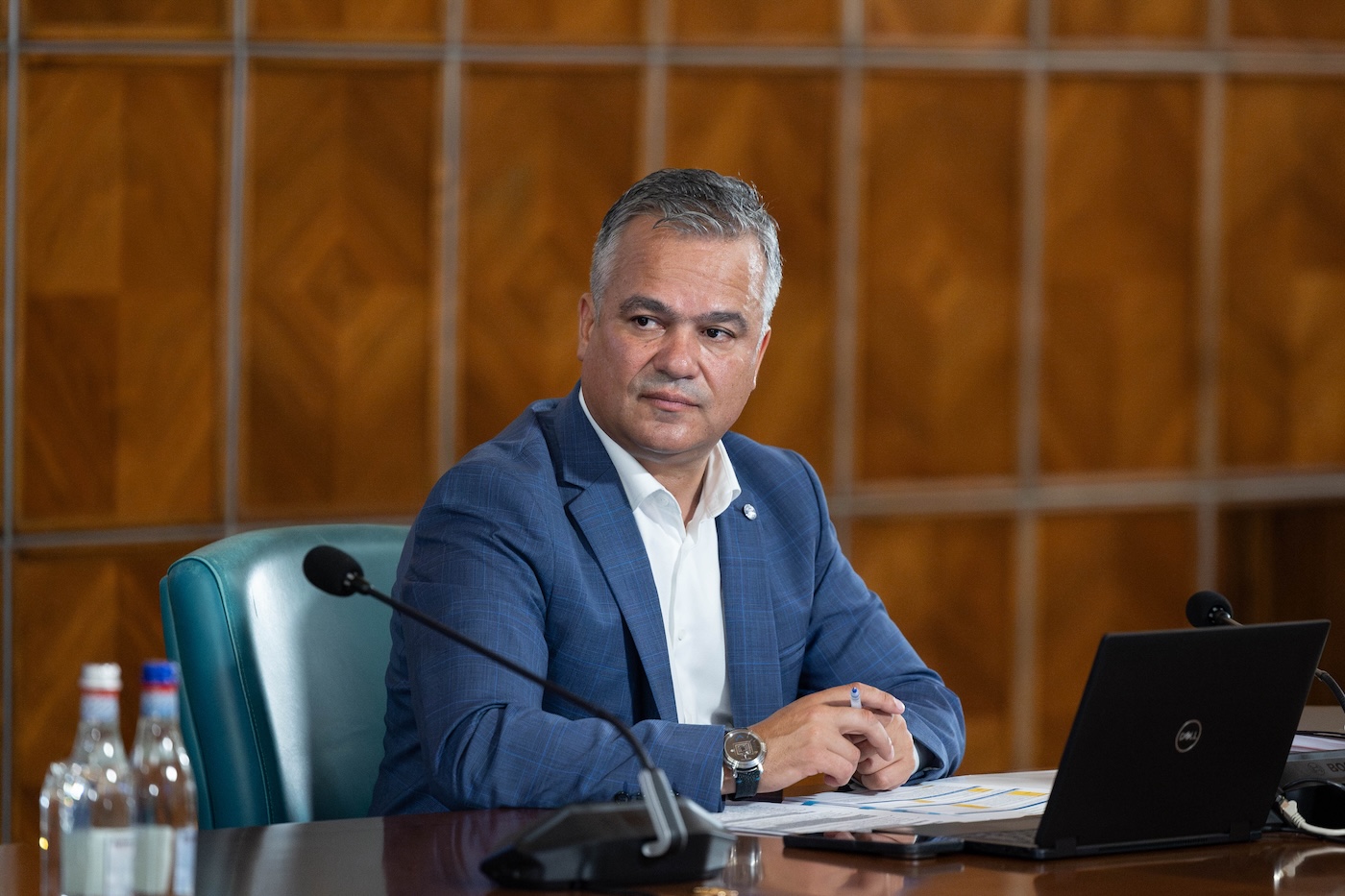 Premierul desemnat, Adrian Veștea, a depus la Parlament lista miniștrilor și programul de guvernare. Fotografie realizată în 25 septembrie 2024, când Veștea era ministrul Dezvoltării, Lucrărilor Publice și Administrației | Foto: gov.ro