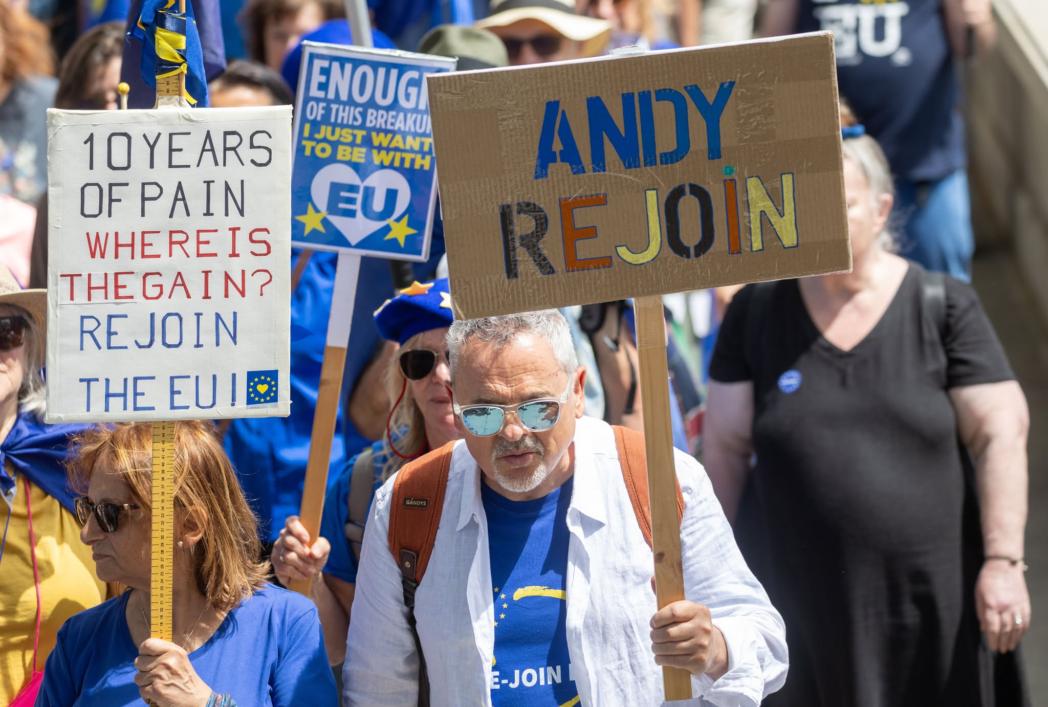 Oamenii participă la „Marșul Național de Reîntoarcere IV” pentru a-și exprima sprijinul pentru reîntoarcerea Regatului Unit la Uniunea Europeană, la Londra, Marea Britanie, pe 20 iunie 2026. Marșul marchează, de asemenea, 10 ani de la referendumul Brexit din 23 iunie 2016.|Foto: EPA/TAYFUN SALCI/Agerpres