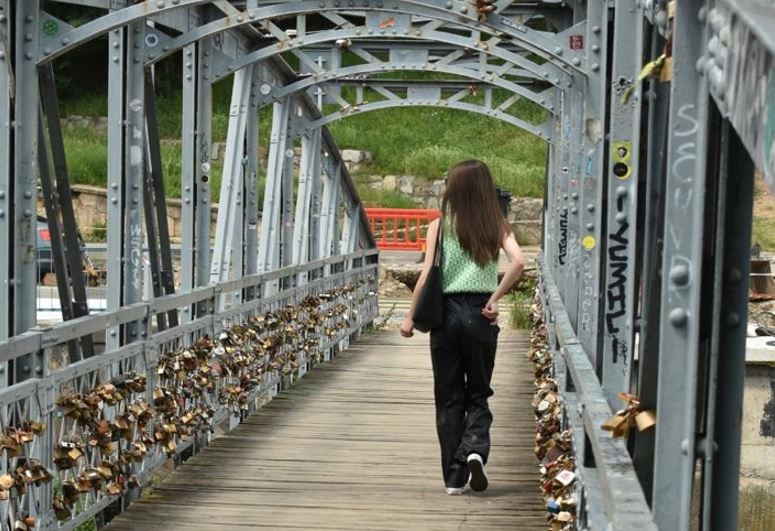 Circulația pietonală pe Podul Elisabeta, restricționată temporar pentru lucrări de evaluare a stării tehnice a pasarelei|Foto: monitorulcj.ro