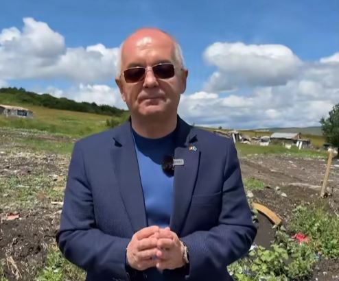 Amplă acțiune de ecologizare în Pata Rât: peste 500 de tone de deșeuri ridicate din zonă. Emil Boc: „Până în 2030, oamenii care încă mai locuiesc aici să aibă un loc numit acasă”.|Foto: Emil Boc - Facebook
